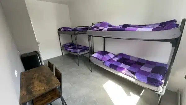 global strike 4-personen zimmer – bild 3